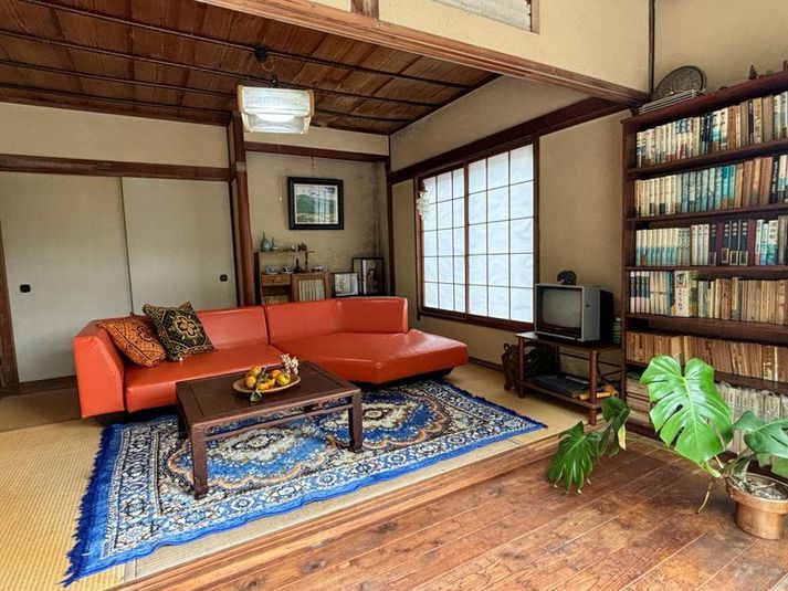 4人掛けローソファーとローテーブル各1台 - Art of Life 山の音 2階和室貸切 　商用撮影Planの室内の写真