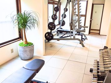 広々30㎡、オールラバーフロア - レンタルジム　All Day Gym 桜新町店 All Day Gym世田谷 桜新町店の室内の写真