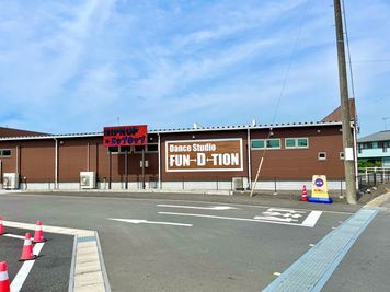 新茂原駅から歩くとこれが目印！ - ダンススタジオ　ファンデーション茂原 デカスタの室内の写真