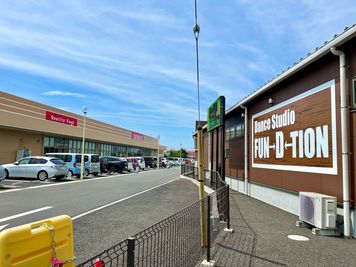 隣はスーパーなので便利！ - ダンススタジオ　ファンデーション茂原 デカスタの室内の写真