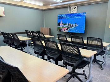 75型のTVモニターも完備 - GOZAR会議室 新宿御苑 （3F・4F）貸し会議室のクラッシー GOZAR会議室 新宿御苑 4Fの室内の写真