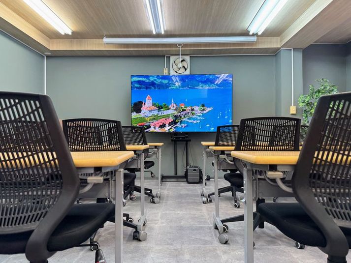 GOZAR会議室 新宿御苑 4F - GOZAR会議室 新宿御苑 （3F・4F）貸し会議室のクラッシー