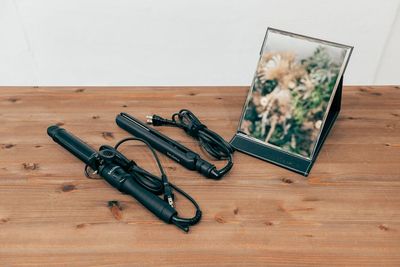 ヘアメイクセットです。ヘアアイロン（コテ32mm／ストレート24mm）、卓上の鏡がございます。 - ピクテスタジオ（PICTE STUDIO）浅草橋店 【浅草橋駅から徒歩１分】自然光と植物が映えるレンタル撮影スタジオの設備の写真
