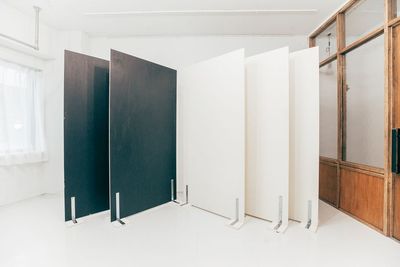 白黒の衝立が5枚あります。撮影時にご利用ください。（片面黒色＋片面白色が2枚、両面白色が3枚） - ピクテスタジオ（PICTE STUDIO）浅草橋店 【浅草橋駅から徒歩１分】自然光と植物が映えるレンタル撮影スタジオの設備の写真