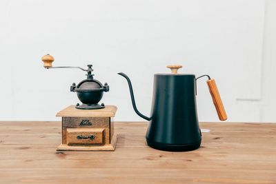 コーヒーミルなどのアイテムもあり、商品撮影など時の小物としてオススメです。 - ピクテスタジオ（PICTE STUDIO）浅草橋店 【浅草橋駅から徒歩１分】自然光と植物が映えるレンタル撮影スタジオの設備の写真