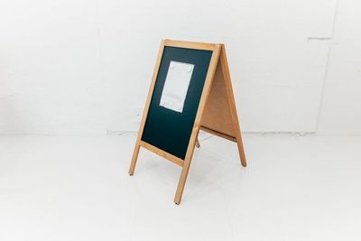 看板もございます。写真展などの案内にお使いください。 - ピクテスタジオ（PICTE STUDIO）浅草橋店 【浅草橋駅から徒歩１分】自然光と植物が映えるレンタル撮影スタジオの設備の写真