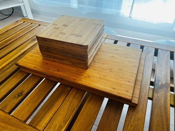 特大木皿2枚と木皿 - ASOBIBA南森町 パーティスペースASOBIBA南森町Ⅱの設備の写真