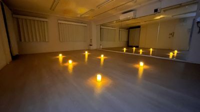 スタジオ内に設置したキャンドルライトを使った空間演出も可能です。 - SOLARI Rental Studio 日本橋 SOLARI レンタルスタジオ 日本橋の室内の写真