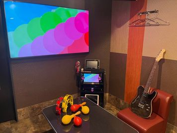 カラオケＣＬＵＢ ＤＡＭ三宮北野坂店 《5～8名用》カラオケルーム【サイズM】の室内の写真