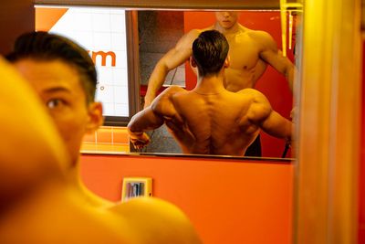 まるで海外のポージングルームを彷彿とさせる、洗練された鏡配置が特徴です！ - mela gym（メラジム）渋谷2nd店の室内の写真