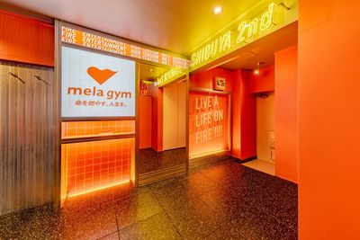 明るく、ポジティブな印象を与える色合いが、体を動かす意欲を引き出します🔥 - mela gym（メラジム）渋谷2nd店の室内の写真