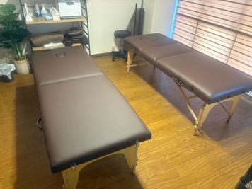 スペアのベッドをご用意いたしました。講習会、施術者２人でご利用いただけます。今ならレンタル無料です(写真左がスペア) - レンタルサロンNATURA(ナチュラ)久屋大通店の設備の写真