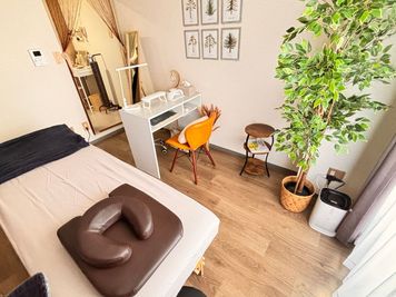 柏駅徒歩3分♪　ゴールドスペース認定完全個室レンタルサロン レンタルサロンBellezzaの2号店！大人のサロンオープンの室内の写真