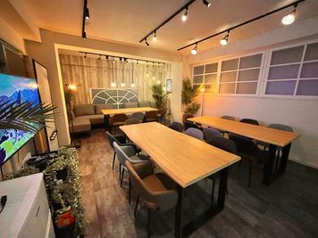照明も明るさと白、電球色に調色可能です。懇親会やプロジェクター使用時は照明を落としてご利用いただけます。、 - Meetig Space LUX秋葉原 New！秋葉原3分♪アルコール飲食OKの懇親会もできる会議室♪の室内の写真