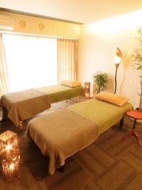 4～10名規模ならゆとりをもって施術できます。 - レンタルサロン【癒し家】 当サロンは3部屋ございます。部屋名②［Basic］の室内の写真