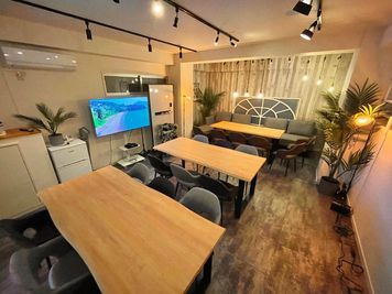 ボードゲームスタイル
（6人掛けテーブル×３） - Meetig Space LUX秋葉原 New！秋葉原3分♪アルコール飲食OKの懇親会もできる会議室♪の室内の写真