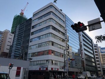 一階の中華屋さんの横にビルの入口があり、エレベーターで５皆へ。 - トレーニングスタジオクラウン レンタルスタジオ・ジムの外観の写真