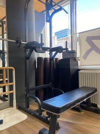 チンニングラック、バーベル、ベンチ台もあり、筋トレも可能。 - トレーニングスタジオクラウン レンタルスタジオ・ジムの設備の写真