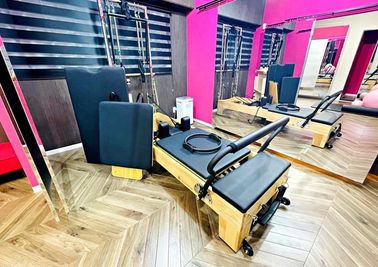 「ボックス」「ジャンプボード」等自由にマシンの形態を変更できます！「ピラティスリング」も常備！ - KUNOSHIRO マシンピラティス Studio 🌟New🌟KUNOSHIRO マシンピラティス Studioの室内の写真