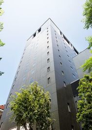 サンライズビル外観(西側から) - サンライズビル大阪  展示場、会議室、多目的スペースの外観の写真
