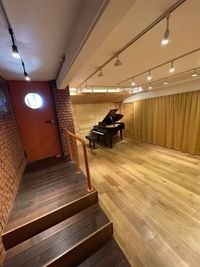 撮影・配信にもＧＯＯＤ【 - 《Fali-Studio》調布三鷹吉祥寺レンタルスペース  《即決》音楽ホール【調布🎻三鷹🎵吉祥寺】深大寺/ピアノ４名の室内の写真