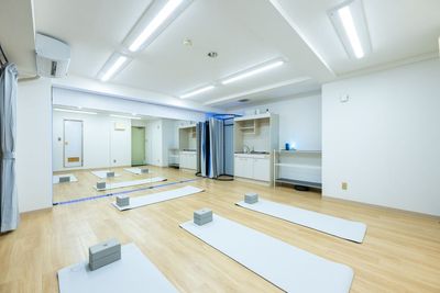 スタジオ内。ヨガマット、ヨガブロック設置イメージ。 - レンタルスタジオ Mirror Box 黄金町の室内の写真