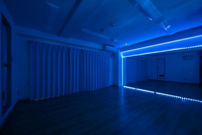 スタジオ内。LEDライト：青 - レンタルスタジオ Mirror Box 黄金町の室内の写真
