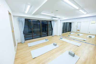 スタジオ内別確度。ヨガマット、ヨガブロック設置イメージ。 - レンタルスタジオ Mirror Box 黄金町の室内の写真