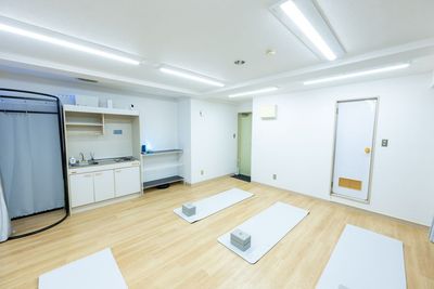 スタジオ内別確度。ヨガマット、ヨガブロック設置イメージ。 - レンタルスタジオ Mirror Box 黄金町の室内の写真