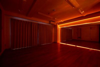 スタジオ内。LEDライト：オレンジ - レンタルスタジオ Mirror Box 黄金町の室内の写真