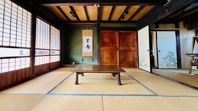 広間の奥８畳の床の間です。
掛け軸があり、趣のある背景の撮影にぴったりです。 - 【ミンカ熊谷】無料駐車場8台 YouTube/コスプレ/女子会 蔵と和風庭園築140年古民家(７～１２名)の室内の写真