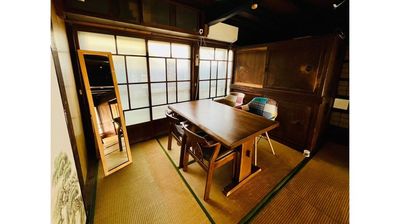 共用部６畳間に姿見がございます。
襖と障子を閉めれば更衣室としてご利用いただけます。 - 【ミンカ熊谷】無料駐車場8台 YouTube/コスプレ/女子会 蔵と和風庭園の築140年古民家（～６名）の室内の写真