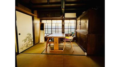 ６畳間は共用部となっています。
モダンなデザインのクッション性の椅子があり、長時間作業のワークスペースとしてもご利用可能です。(Wi-Fi完備) - 【ミンカ熊谷】無料駐車場8台 YouTube/コスプレ/女子会 蔵と和風庭園の築140年古民家（～６名）の室内の写真