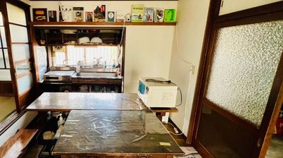 最大４人収容可能なキッチンもご利用いただけます。(別途ご予約をお願いします)
見た目はレトロですがオール電化、IH対応です。電子レンジもご利用いただけます。 - 【ミンカ熊谷】無料駐車場8台 YouTube/コスプレ/女子会 蔵と和風庭園の築140年古民家（～６名）の室内の写真
