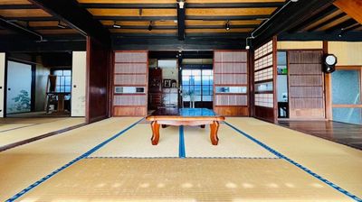 廊下側からの８畳間。晴れの日は自然光がたっぷり入ります。風通しも良いですが奥に見える６畳二間にエアコンが一台ずつございますので夏冬も快適にご利用いただけます。 - 【ミンカ熊谷】無料駐車場8台 YouTube/コスプレ/女子会 蔵と和風庭園の築140年古民家（～６名）の室内の写真