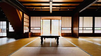 ６畳間から見た玄関側の８畳間です。
左手には玄関があり、土間上がりと奥の廊下も含めると８畳以上の広々とした空間になっています。 - 【ミンカ熊谷】無料駐車場8台 YouTube/コスプレ/女子会 蔵と和風庭園の築140年古民家（～６名）の室内の写真