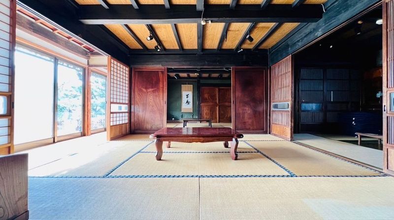 最大収容16人の広間です。
８畳二間＋右手にある６畳二間(共用部)がご利用いただけます。広間の天井のスポットライトを点灯するとモダンな雰囲気を演出できます。 - 【ミンカ熊谷】無料駐車場8台 YouTube/コスプレ/女子会 蔵と和風庭園の築140年古民家(１３名～)の室内の写真