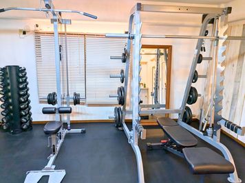 大きな器具はこの2つです - レンタルジム AllDayGym世田谷 松陰神社店 All Day Gym世田谷 松陰神社店（三軒茶屋）の室内の写真