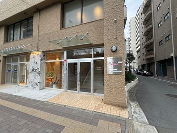 大通り沿いでアクセルも良好。美容室やネイルサロンが入ったおしゃれな商業ビルです。 - レンタルダンススタジオ「トロニカ２号店」 トロニカ２号店の外観の写真