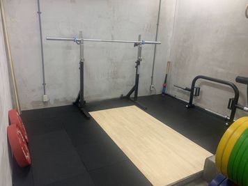 250cm×250cmの大型プラットフォーム - GORILLA HUB KOMAGOME | ゴリラハブ駒込 【2名まで】駒込駅徒歩6分の④ウエイトリフティングスペースの設備の写真