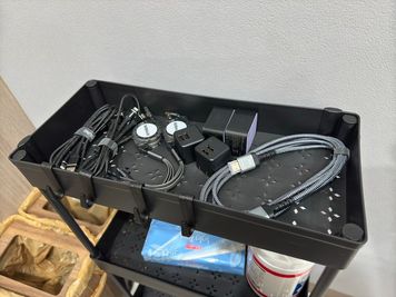 充電器４個、充電ケーブル４本（ライトニング、Ctype、microUSB対応)、HDMIケーブル１本（全て無料） - ライフステージ六甲道 ライオンズ六甲道の設備の写真