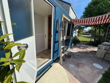 内側から鍵が閉められるので、トイレ側から入ってこられることはありません。 - ザッパ村コンテナ コンテナスペースＣの入口の写真