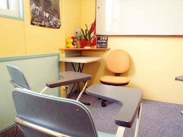 英会話学校ザ・ニュービレッジ Room 1の室内の写真