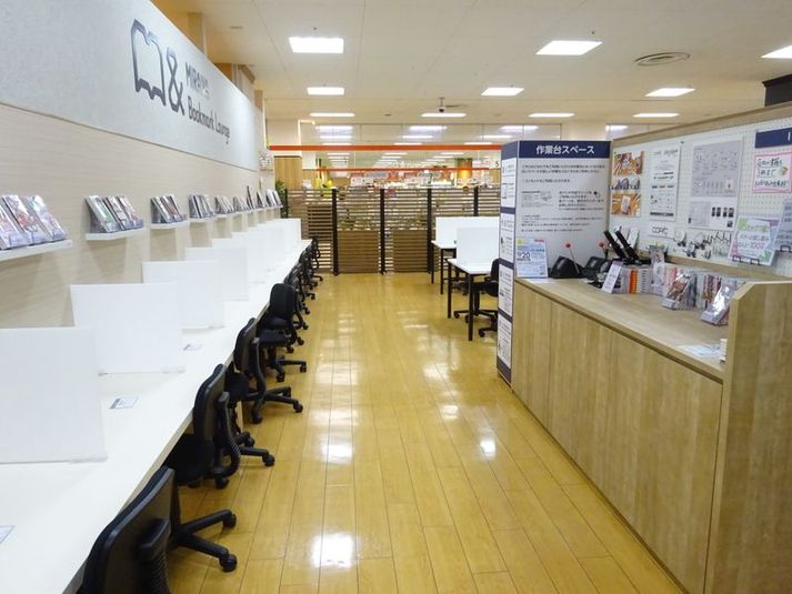 テーブル席２４ - MIRAIYA Bookmark Lounge 南砂店