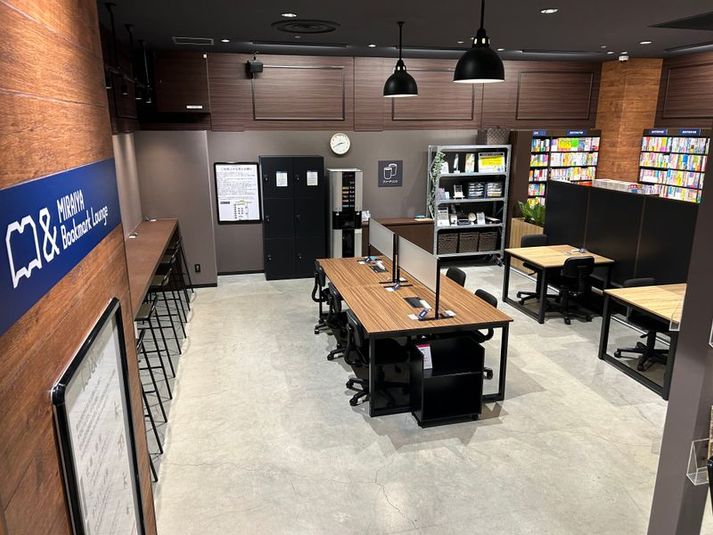 テーブル席８ - MIRAIYA Bookmark Lounge 　旭川駅前店