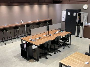 MIRAIYA Bookmark Lounge 　旭川駅前店 テーブル席１２の室内の写真