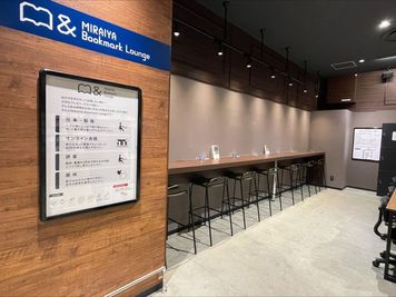 MIRAIYA Bookmark Lounge 　旭川駅前店 テーブル席１２の室内の写真