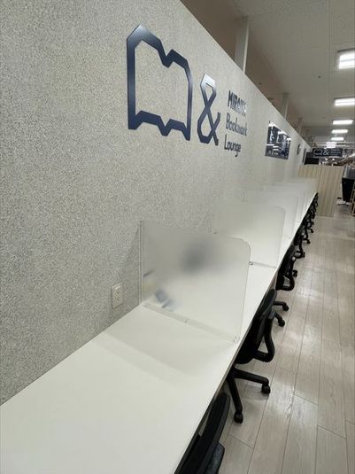 しきりのある席３ - MIRAIYA Bookmark Lounge 古川橋駅前店