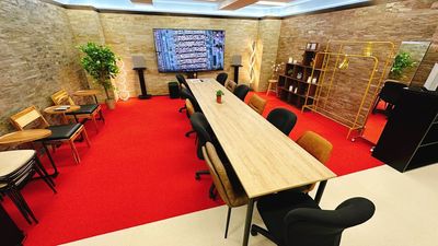 モニター不要の撮影には両サイドの壁面をご利用ください。
壁面は本物の石壁で色合いの異なる３種の石壁です。
 - レンタルスペース　STUDIO KOTOBUKI 🌸撮影もパーティーもOK！STUDIO KOTOBUKI💕の室内の写真
