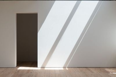 天窓からふりそそぐ光 - アンスピラシオン (Anspiration)  光に包まれた北欧の家の室内の写真